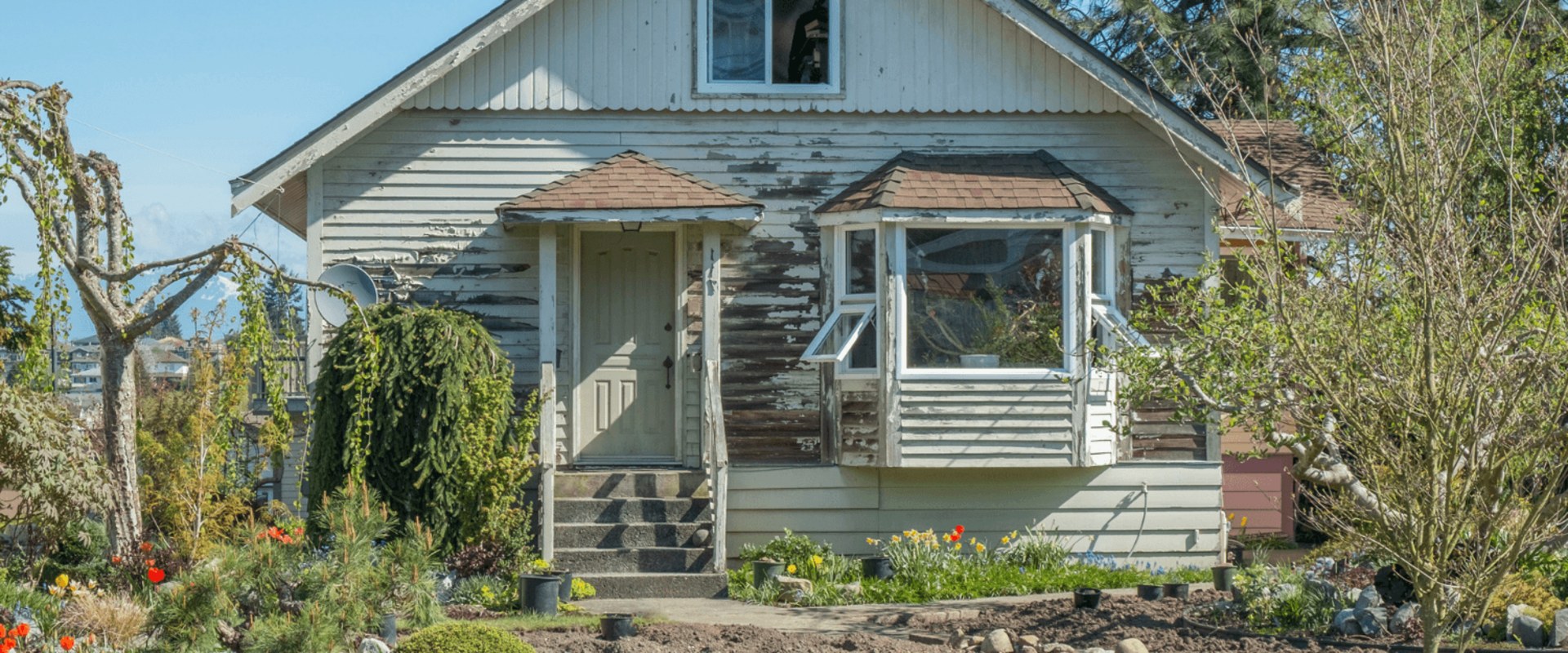 How much does a house flipper make a year?